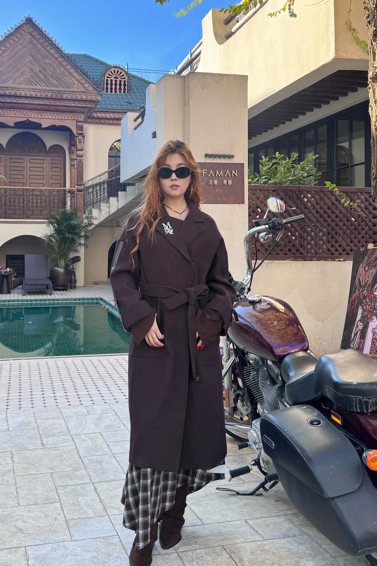 Қоңыр жүннен тігілген белбеулі ұзын пальто