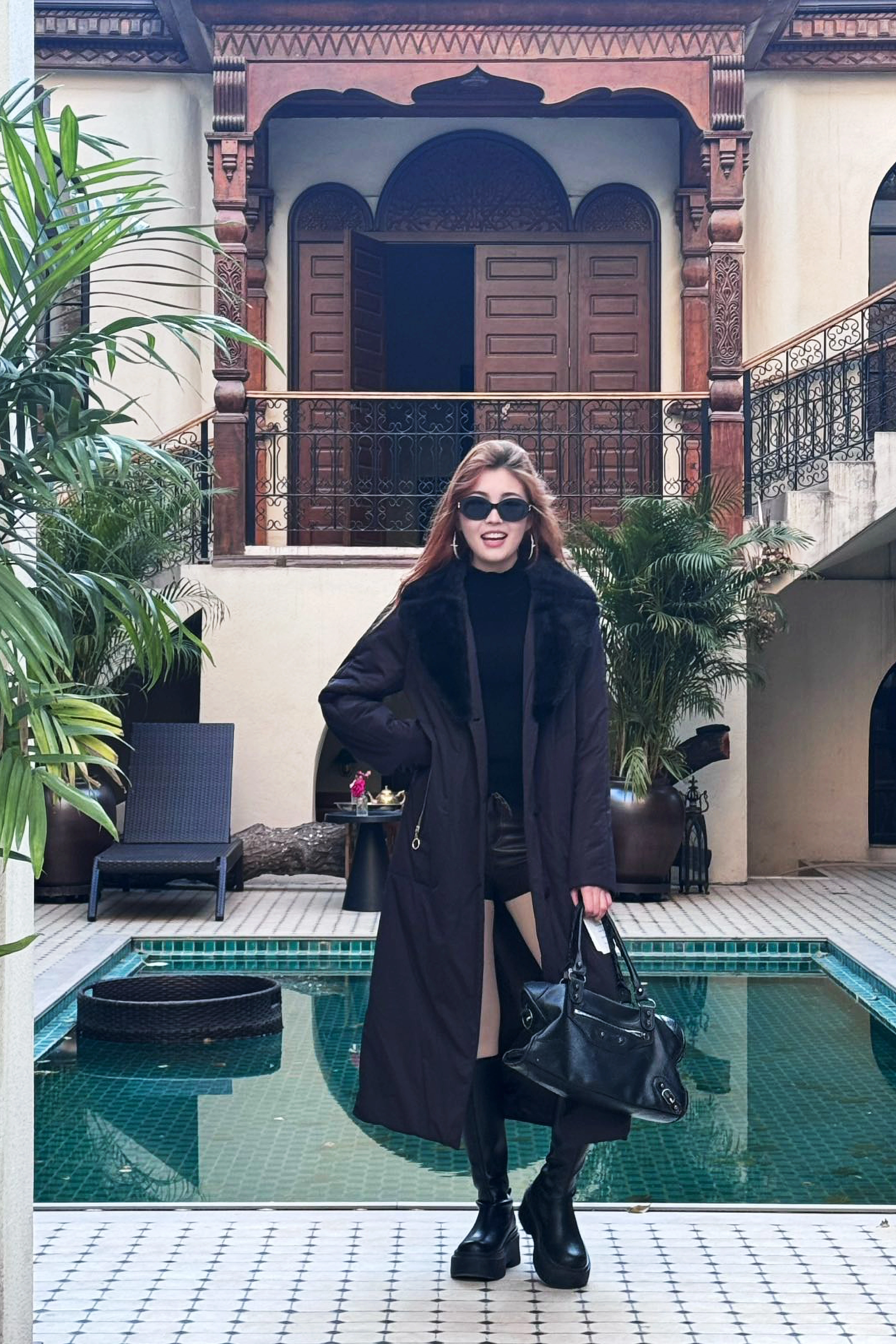 Қара түлкі жағалы ұзын жылы пальто