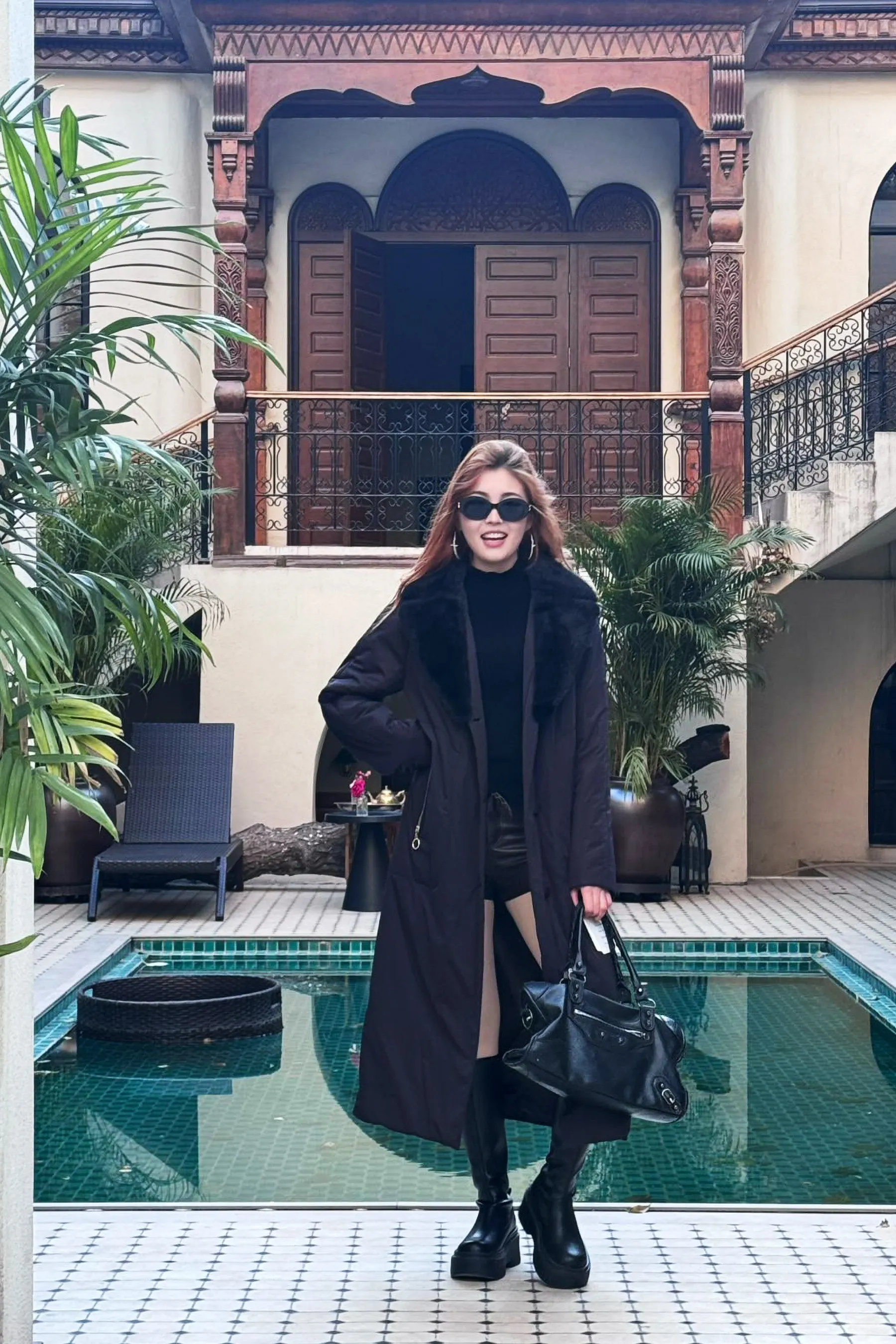 Қара түлкі жағалы ұзын жылы пальто