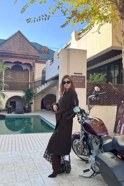 Қоңыр жүннен тігілген белбеулі ұзын пальто