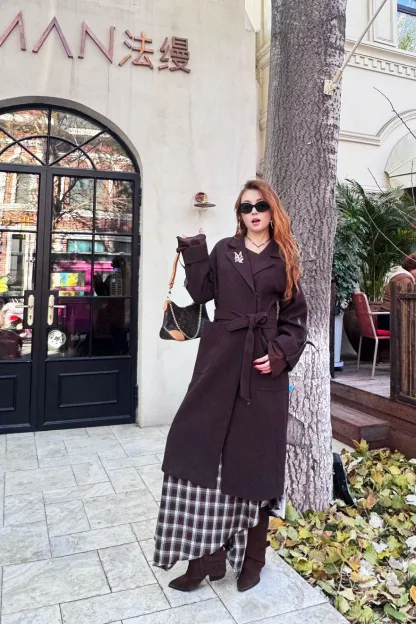 Қоңыр жүннен тігілген белбеулі ұзын пальто