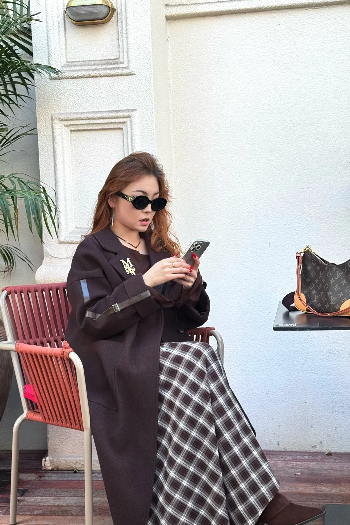 Қоңыр жүннен тігілген белбеулі ұзын пальто