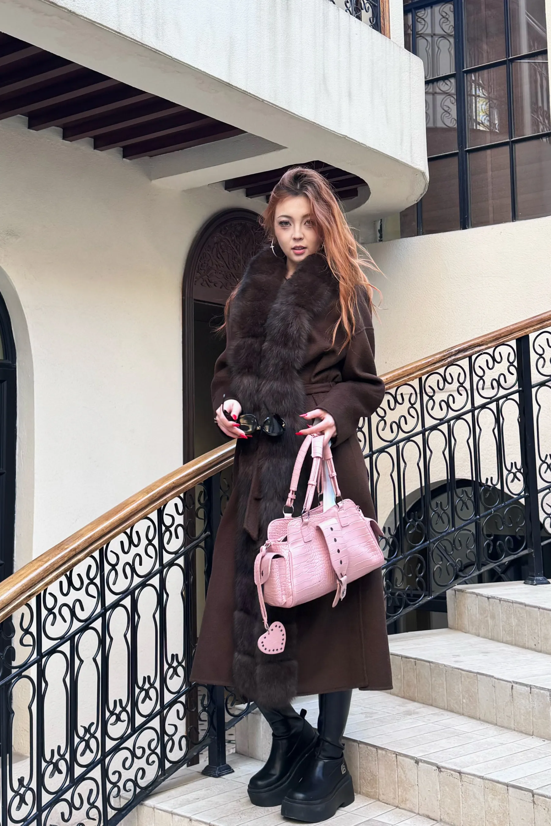 Қоңыр түлкі терісімен безендірілген ұзын пальто