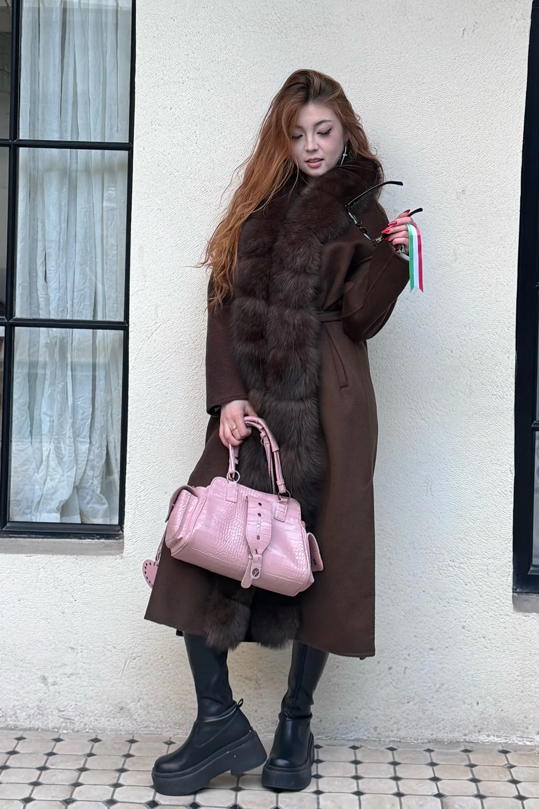 Қоңыр түлкі терісімен безендірілген ұзын пальто