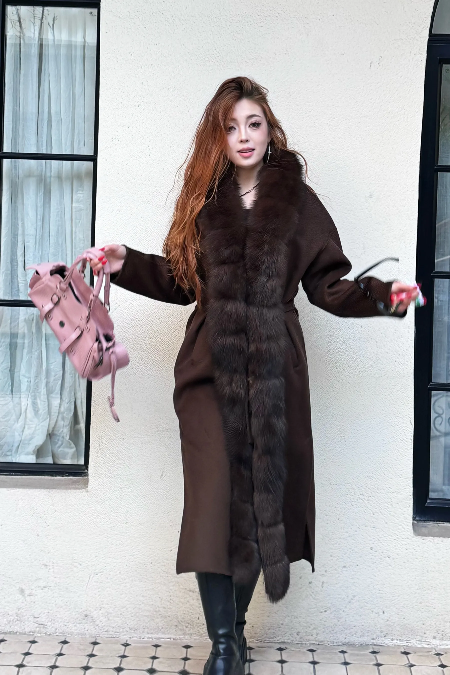 Қоңыр түлкі терісімен безендірілген ұзын пальто