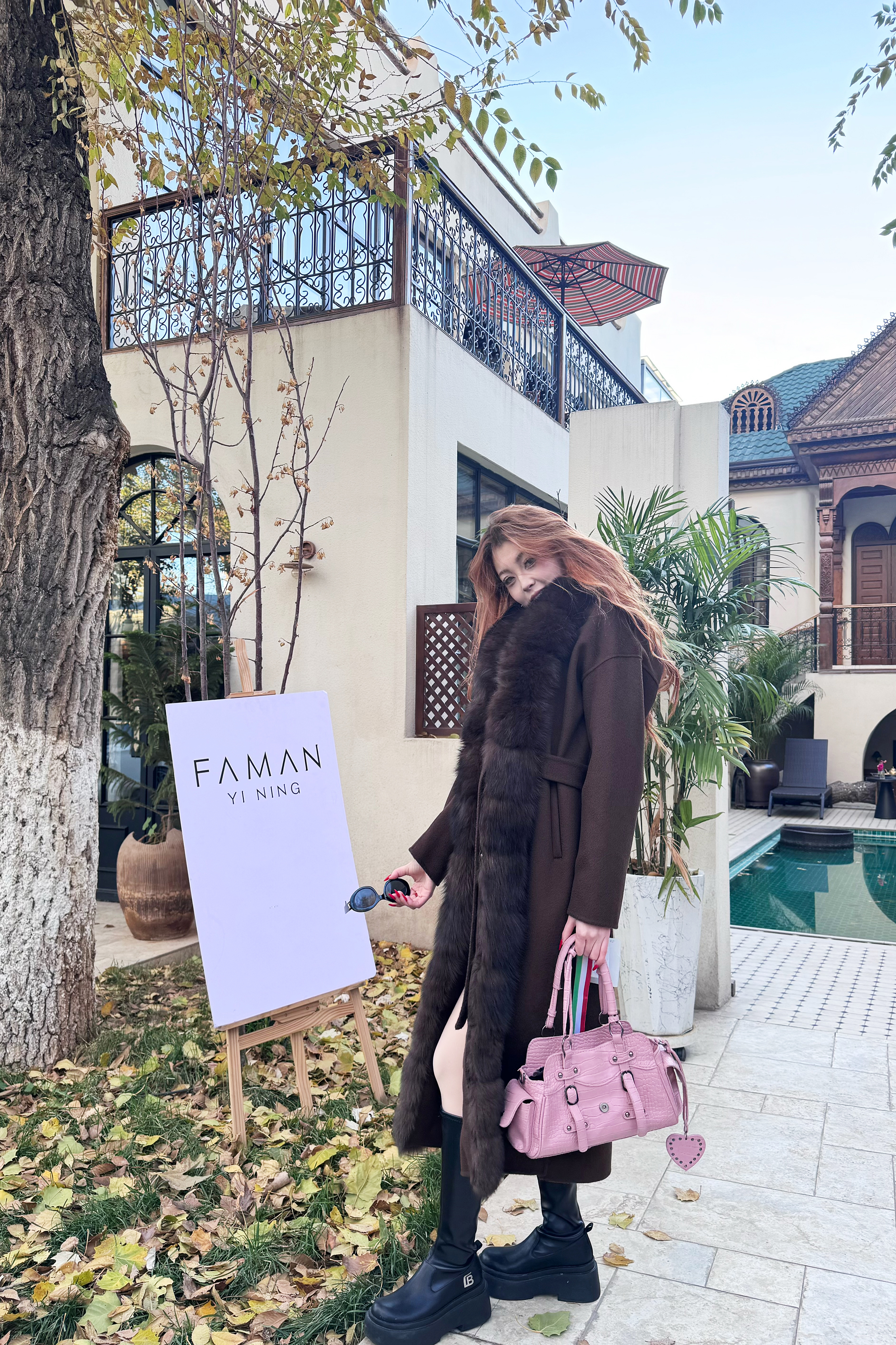 Қоңыр түлкі терісімен безендірілген ұзын пальто