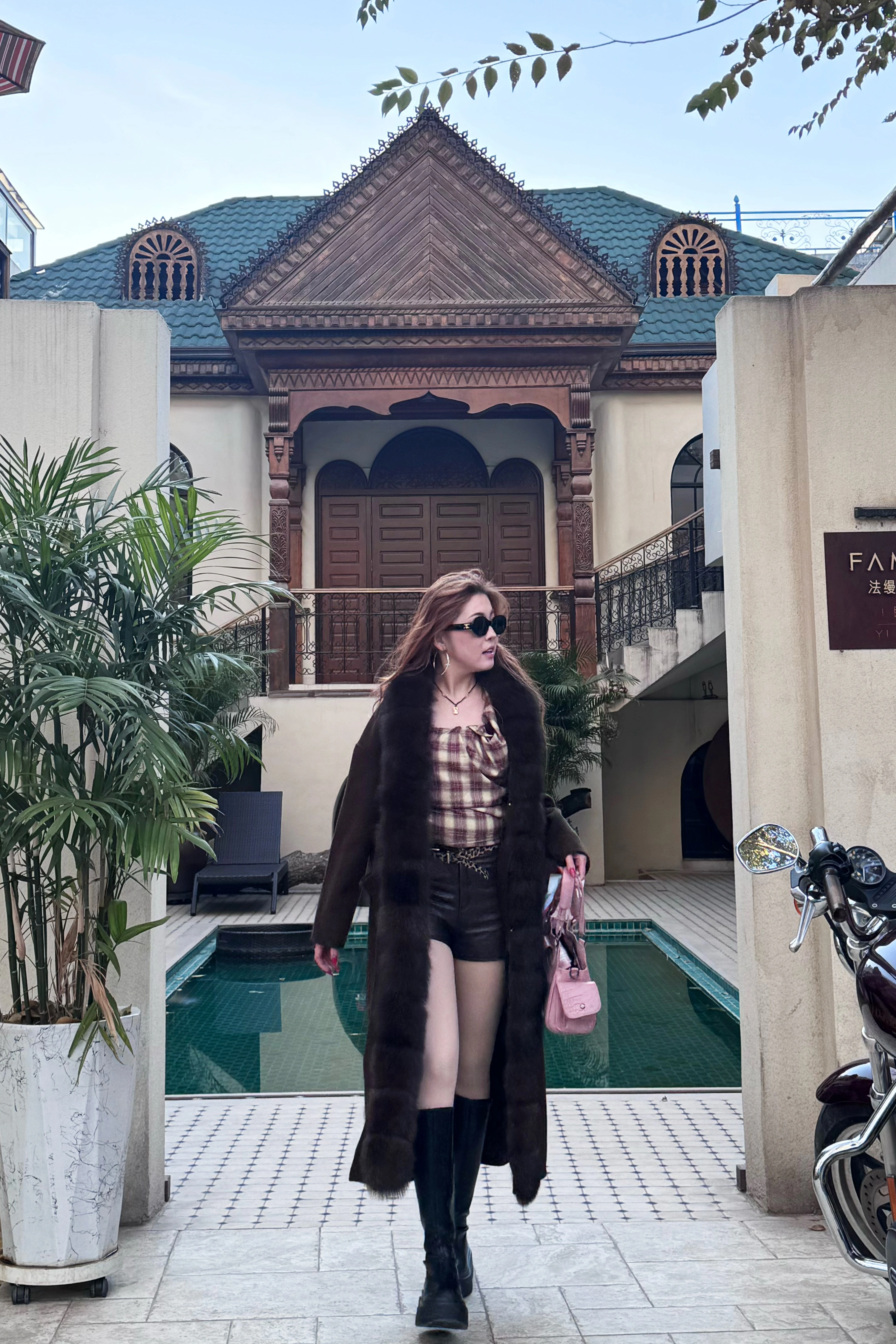 Қоңыр түлкі терісімен безендірілген ұзын пальто