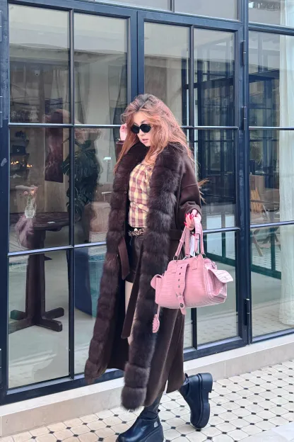 Қоңыр түлкі терісімен безендірілген ұзын пальто