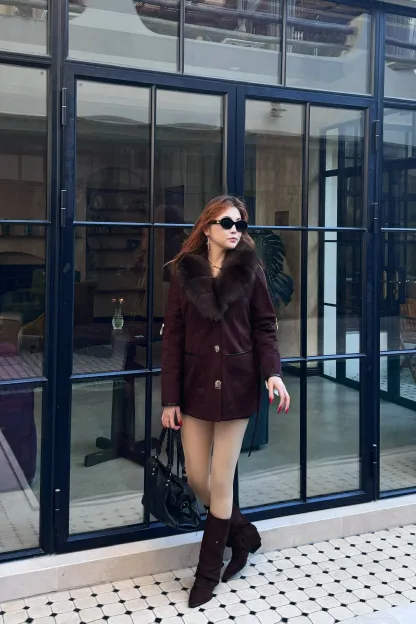 Қоңыр түлкі жағалы қысқа пальто (бір қатарлы түймелі, белбеулі)-V7