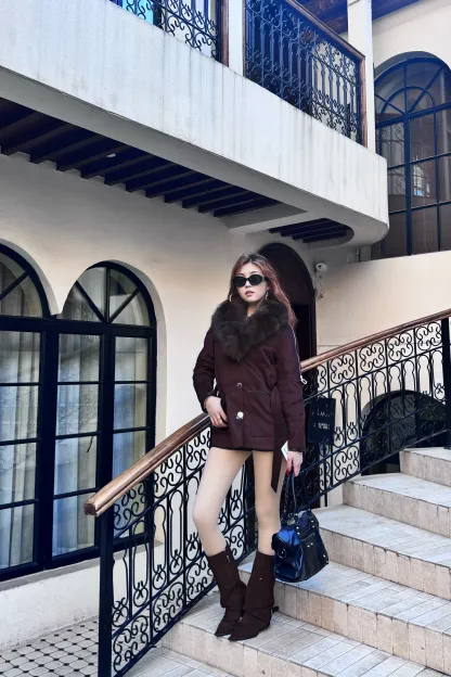 Қоңыр түлкі жағалы қысқа пальто (бір қатарлы түймелі, белбеулі)-V7