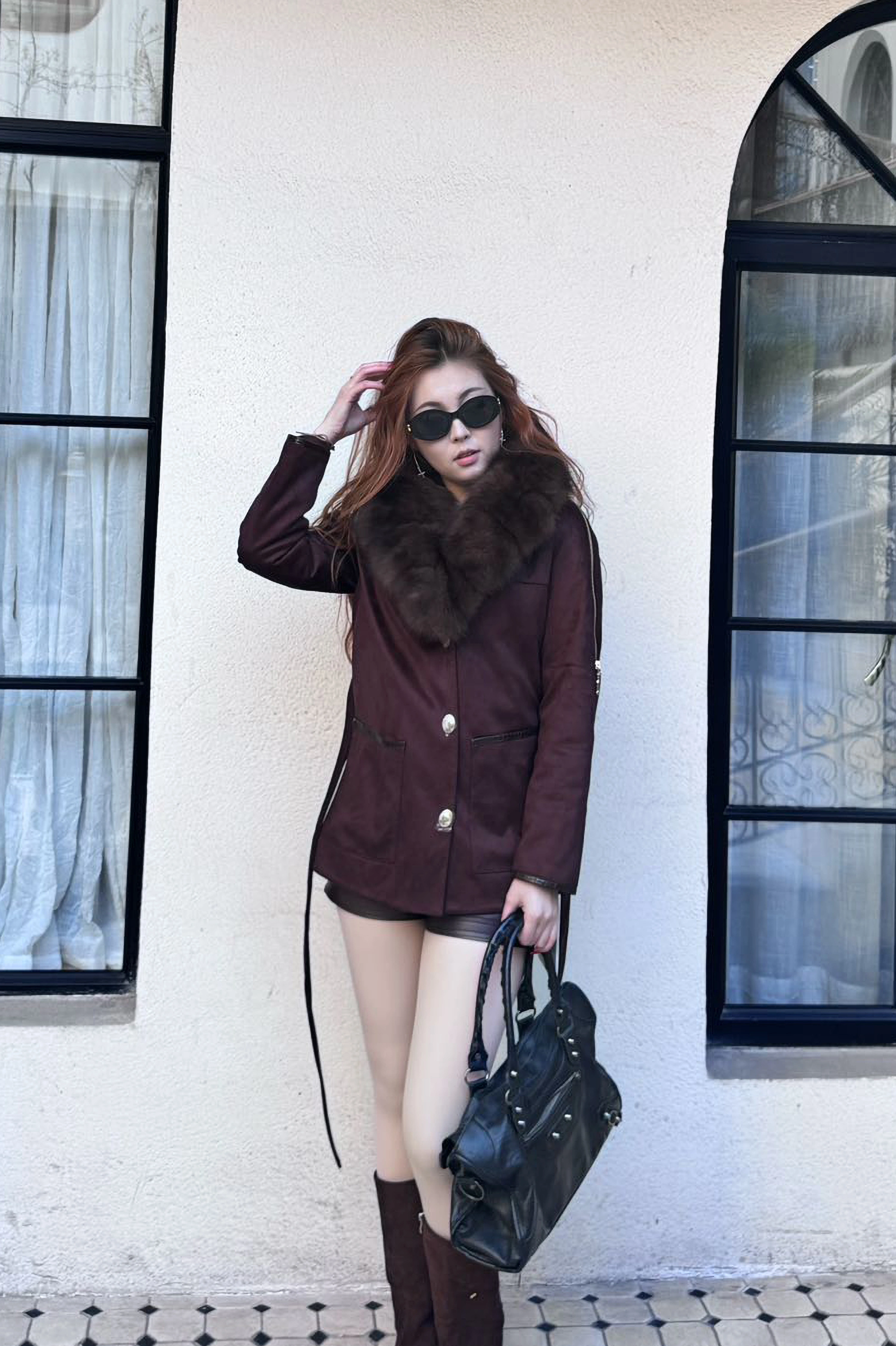 Қоңыр түлкі жағалы қысқа пальто (бір қатарлы түймелі, белбеулі)-V7