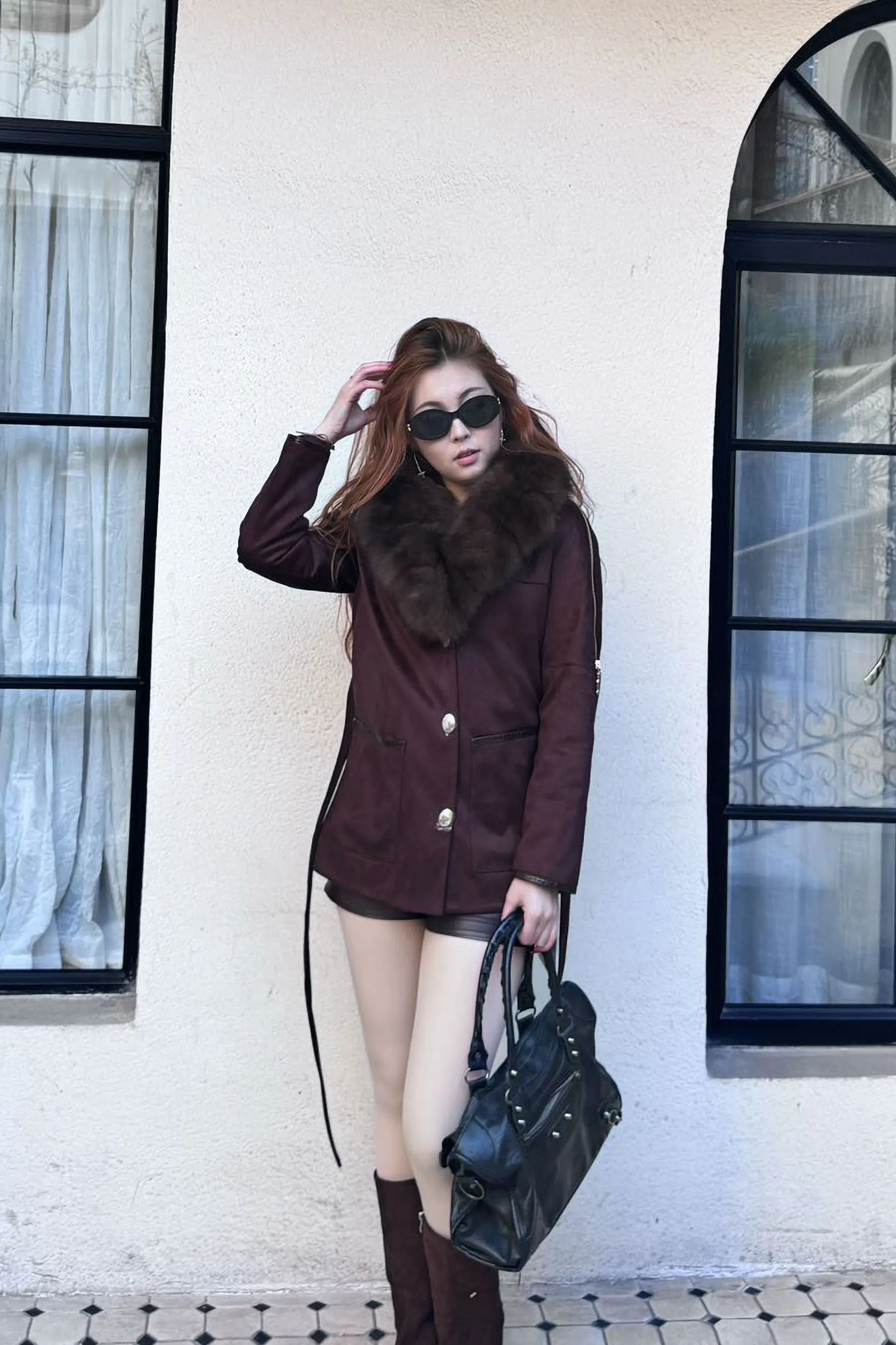 Қоңыр түлкі жағалы қысқа пальто (бір қатарлы түймелі, белбеулі)-V7