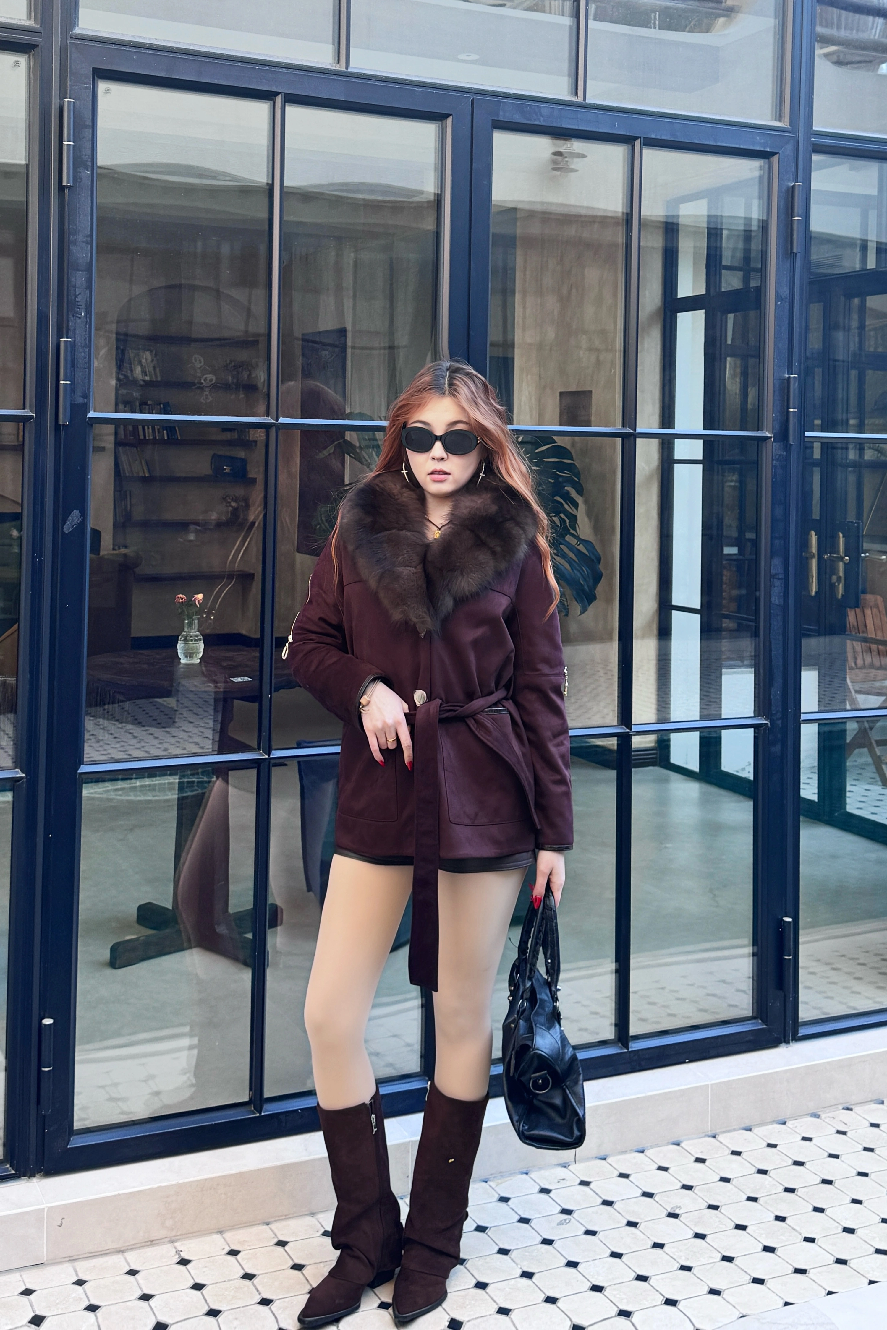 Қоңыр түлкі жағалы қысқа пальто (бір қатарлы түймелі, белбеулі)-V7