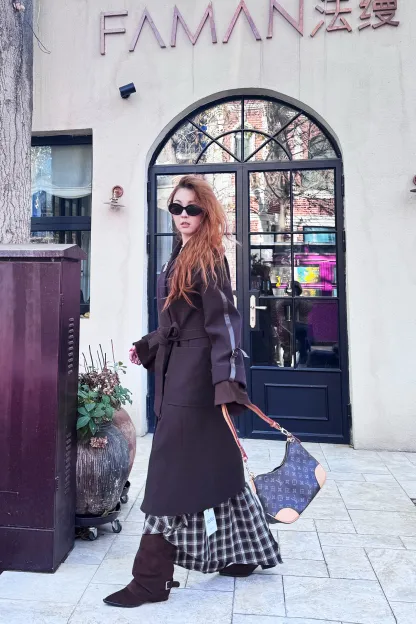 Қоңыр жүннен тігілген белбеулі ұзын пальто