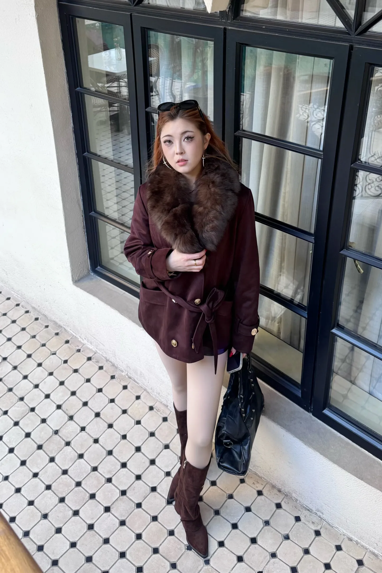 Қоңыр жағалы қысқа пальто (екі қатарлы түймелі)