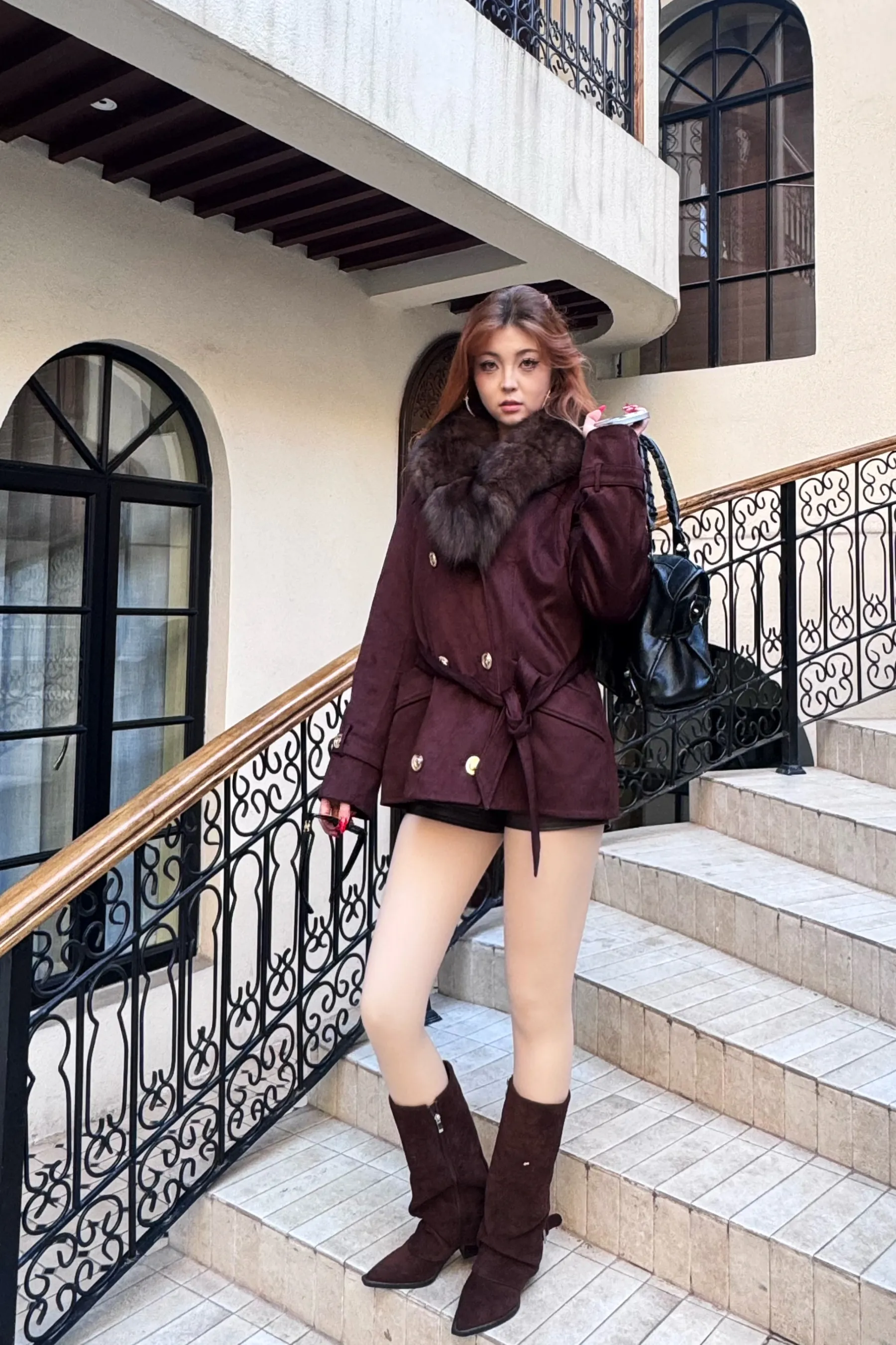 Қоңыр жағалы қысқа пальто (екі қатарлы түймелі)