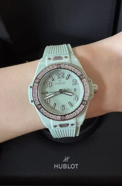 ウブロ HUBLOT ビッグ・バン ワンクリック ミントグリーンセラミック ダイヤモンド 33mm (2025年モデル)