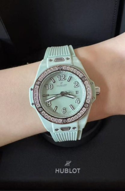 ウブロ HUBLOT ビッグ・バン ワンクリック ミントグリーンセラミック ダイヤモンド 33mm (2025年モデル)
