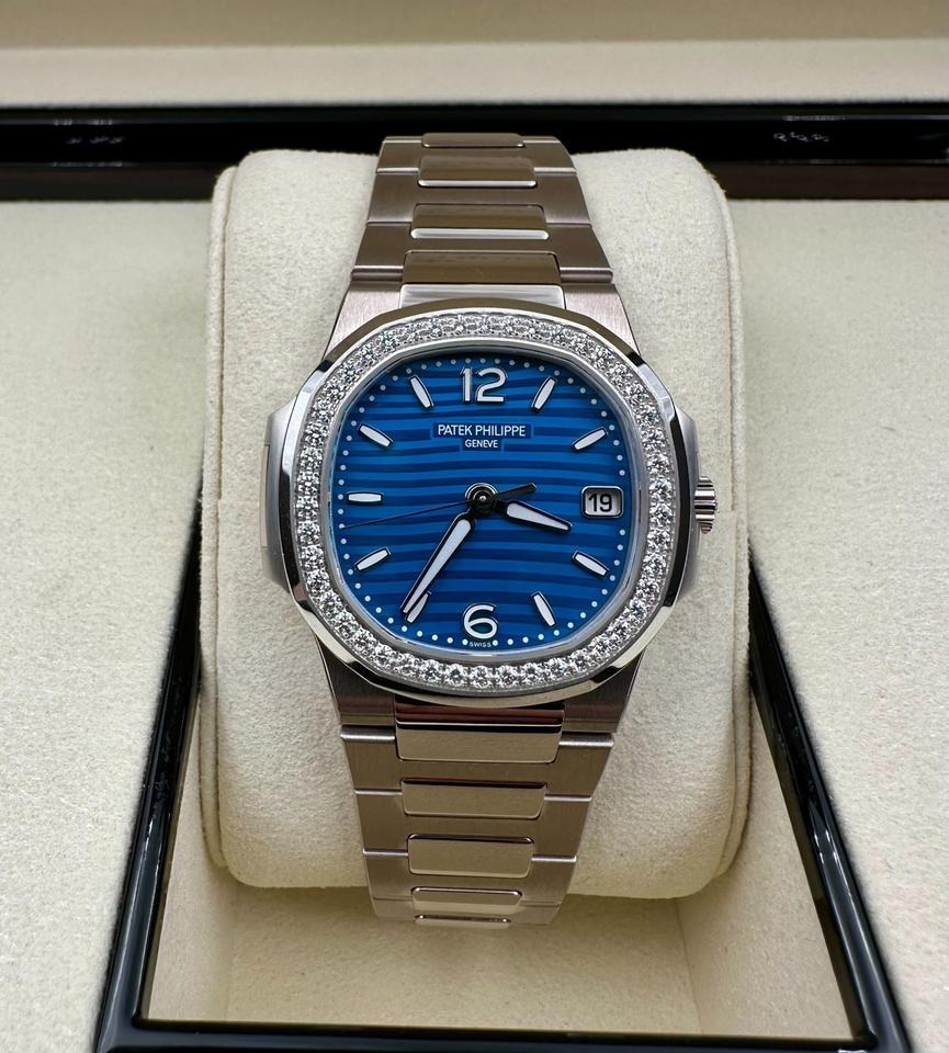 パテック フィリップ ノーチラス Nautilus Blue Lacquered Dial White Gold Diamond Bezel 7010/1G 2025 32mm