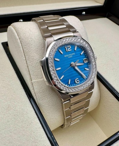 パテック フィリップ ノーチラス Nautilus Blue Lacquered Dial White Gold Diamond Bezel 7010/1G 2025 32mm
