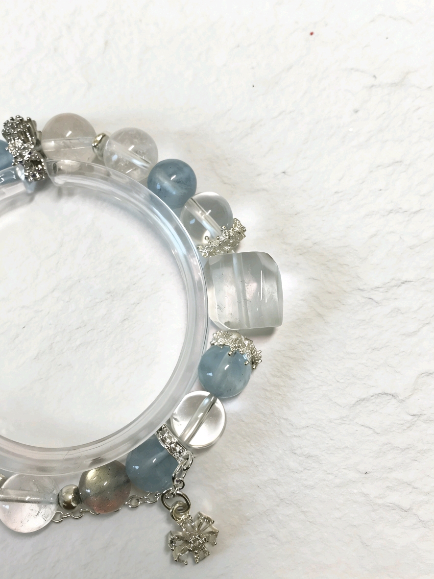 Product Title：Haiyue Sends Affection · Aquamarine & Gray Moonstone Love Bracelet, White Crystal Bracelet for Attracting Romantic Connections & Happiness