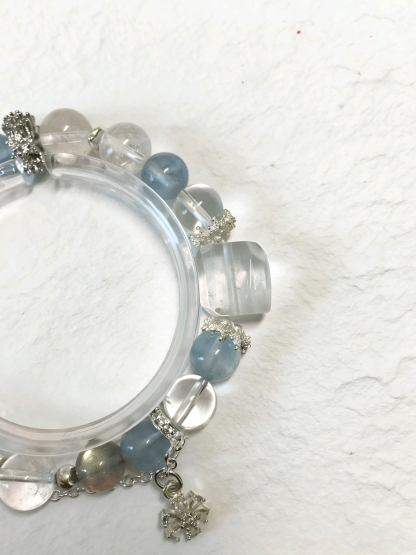 Product Title：Haiyue Sends Affection · Aquamarine & Gray Moonstone Love Bracelet, White Crystal Bracelet for Attracting Romantic Connections & Happiness
