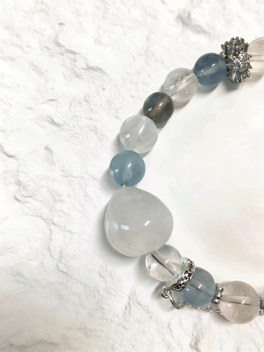 Product Title：Haiyue Sends Affection · Aquamarine & Gray Moonstone Love Bracelet, White Crystal Bracelet for Attracting Romantic Connections & Happiness