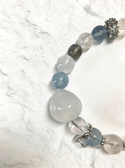 Product Title：Haiyue Sends Affection · Aquamarine & Gray Moonstone Love Bracelet, White Crystal Bracelet for Attracting Romantic Connections & Happiness