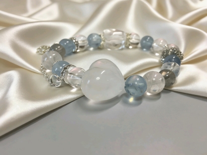 Product Title：Haiyue Sends Affection · Aquamarine & Gray Moonstone Love Bracelet, White Crystal Bracelet for Attracting Romantic Connections & Happiness