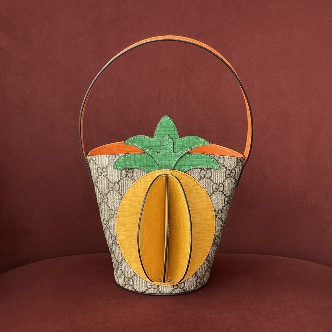 Gucci 童趣包 型号：580850 尺寸：10-20-16 实在是太可爱了，造型比较童趣搭配起来简直一流，容量很大日常要用的东西都可以尽管塞进去，绝版断货王，美丽无优雅，能否想到Gucci也有软萌可爱的一面，原厂皮最高版本