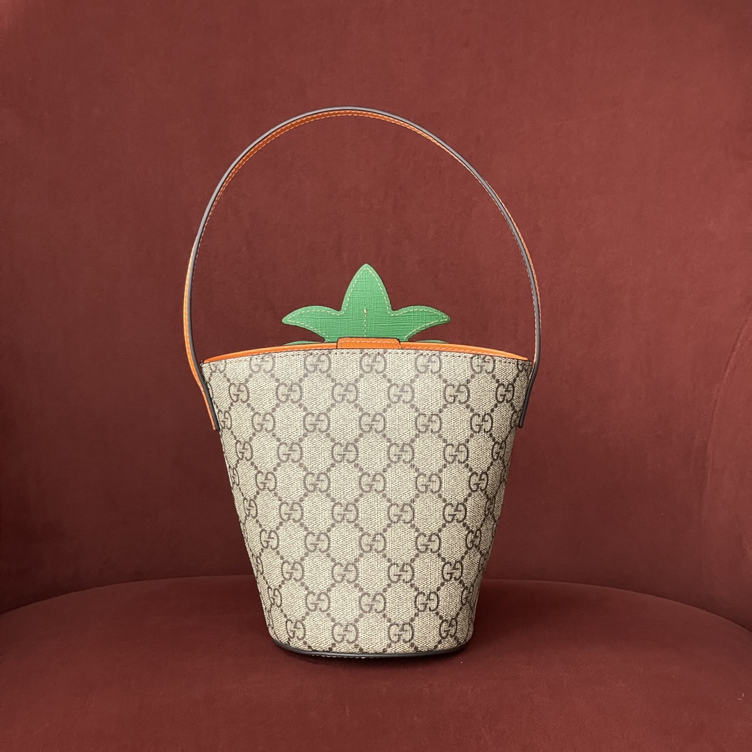 Gucci 童趣包 型号：580850 尺寸：10-20-16 实在是太可爱了，造型比较童趣搭配起来简直一流，容量很大日常要用的东西都可以尽管塞进去，绝版断货王，美丽无优雅，能否想到Gucci也有软萌可爱的一面，原厂皮最高版本