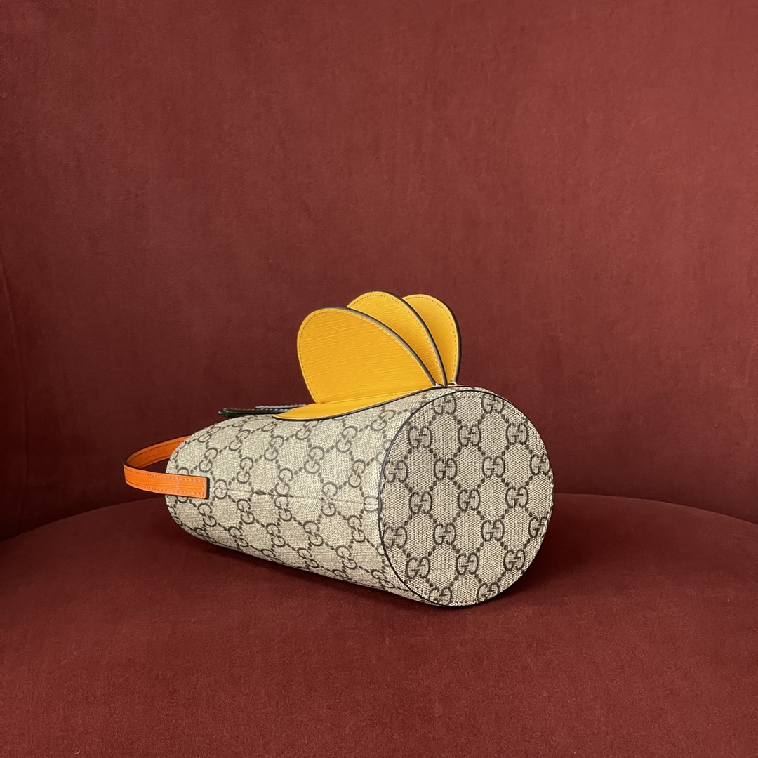 Gucci 童趣包 型号：580850 尺寸：10-20-16 实在是太可爱了，造型比较童趣搭配起来简直一流，容量很大日常要用的东西都可以尽管塞进去，绝版断货王，美丽无优雅，能否想到Gucci也有软萌可爱的一面，原厂皮最高版本