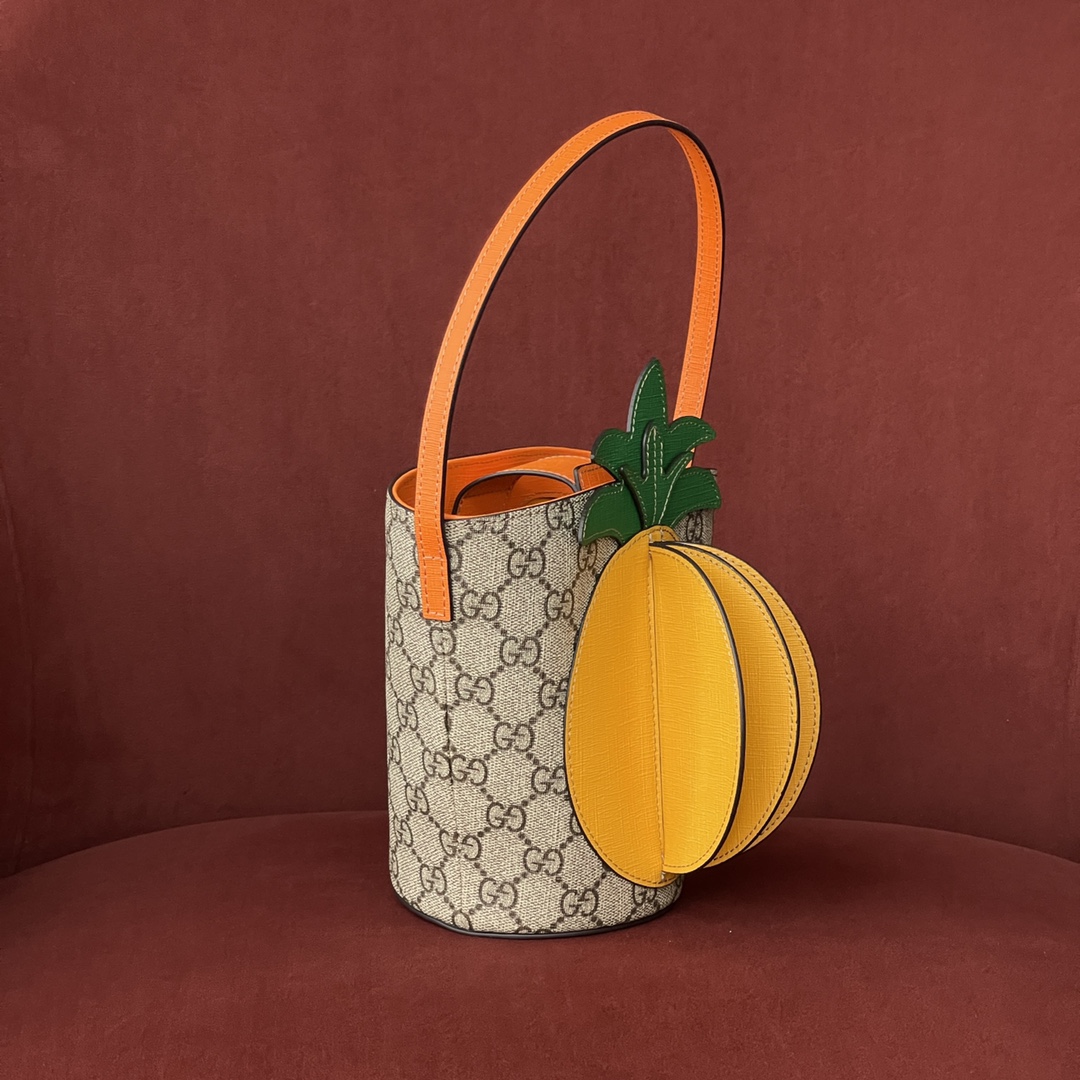 Gucci 童趣包 型号：580850 尺寸：10-20-16 实在是太可爱了，造型比较童趣搭配起来简直一流，容量很大日常要用的东西都可以尽管塞进去，绝版断货王，美丽无优雅，能否想到Gucci也有软萌可爱的一面，原厂皮最高版本