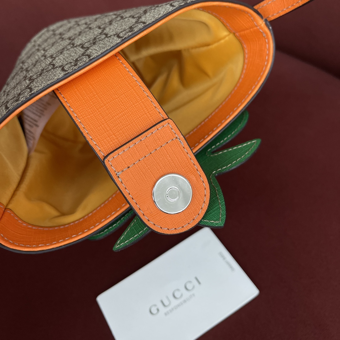 Gucci 童趣包 型号：580850 尺寸：10-20-16 实在是太可爱了，造型比较童趣搭配起来简直一流，容量很大日常要用的东西都可以尽管塞进去，绝版断货王，美丽无优雅，能否想到Gucci也有软萌可爱的一面，原厂皮最高版本