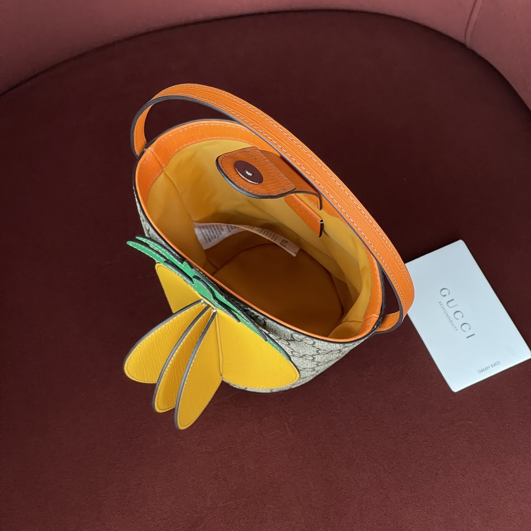 Gucci 童趣包 型号：580850 尺寸：10-20-16 实在是太可爱了，造型比较童趣搭配起来简直一流，容量很大日常要用的东西都可以尽管塞进去，绝版断货王，美丽无优雅，能否想到Gucci也有软萌可爱的一面，原厂皮最高版本