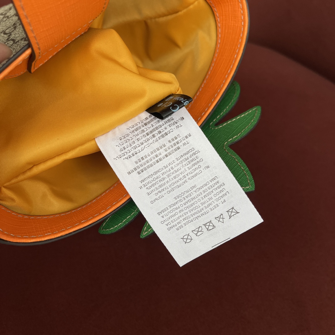 Gucci 童趣包 型号：580850 尺寸：10-20-16 实在是太可爱了，造型比较童趣搭配起来简直一流，容量很大日常要用的东西都可以尽管塞进去，绝版断货王，美丽无优雅，能否想到Gucci也有软萌可爱的一面，原厂皮最高版本