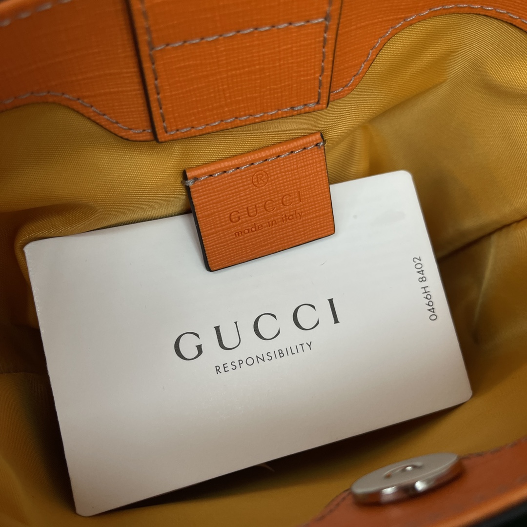 Gucci 童趣包 型号：580850 尺寸：10-20-16 实在是太可爱了，造型比较童趣搭配起来简直一流，容量很大日常要用的东西都可以尽管塞进去，绝版断货王，美丽无优雅，能否想到Gucci也有软萌可爱的一面，原厂皮最高版本
