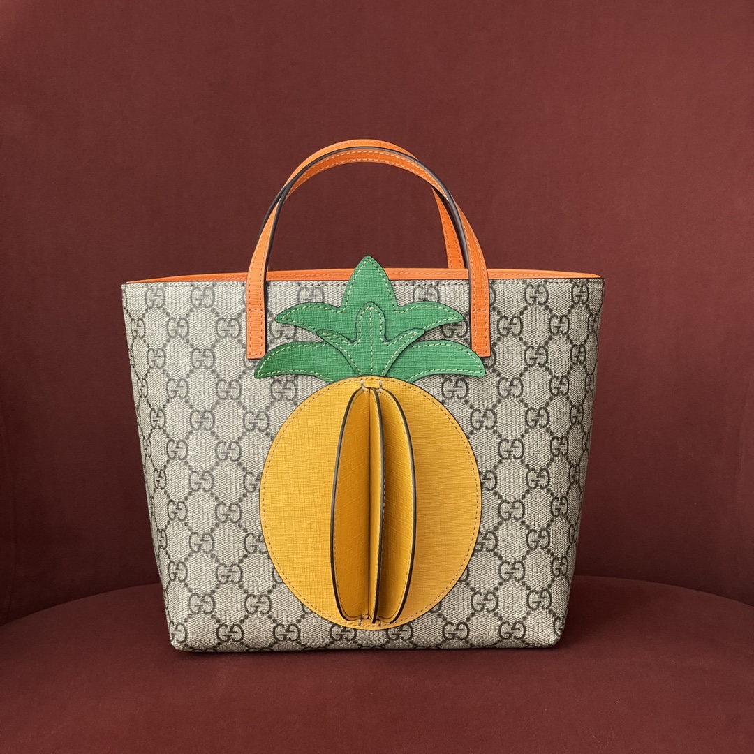 Gucci 童趣包 型号：580840 尺寸：21-20-10 实在是太可爱了，造型比较童趣搭配起来简直一流，容量很大日常要用的东西都可以尽管塞进去，绝版断货王，美丽无优雅，能否想到Gucci也有软萌可爱的一面，原厂皮最高版本