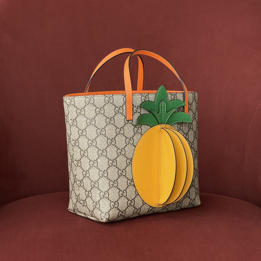 Gucci 童趣包 型号：580840 尺寸：21-20-10 实在是太可爱了，造型比较童趣搭配起来简直一流，容量很大日常要用的东西都可以尽管塞进去，绝版断货王，美丽无优雅，能否想到Gucci也有软萌可爱的一面，原厂皮最高版本