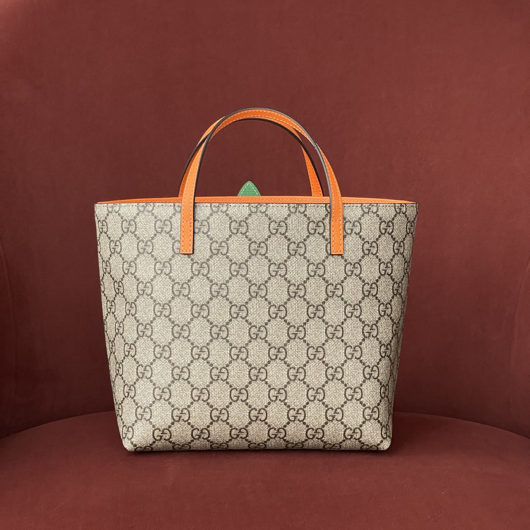 Gucci 童趣包 型号：580840 尺寸：21-20-10 实在是太可爱了，造型比较童趣搭配起来简直一流，容量很大日常要用的东西都可以尽管塞进去，绝版断货王，美丽无优雅，能否想到Gucci也有软萌可爱的一面，原厂皮最高版本