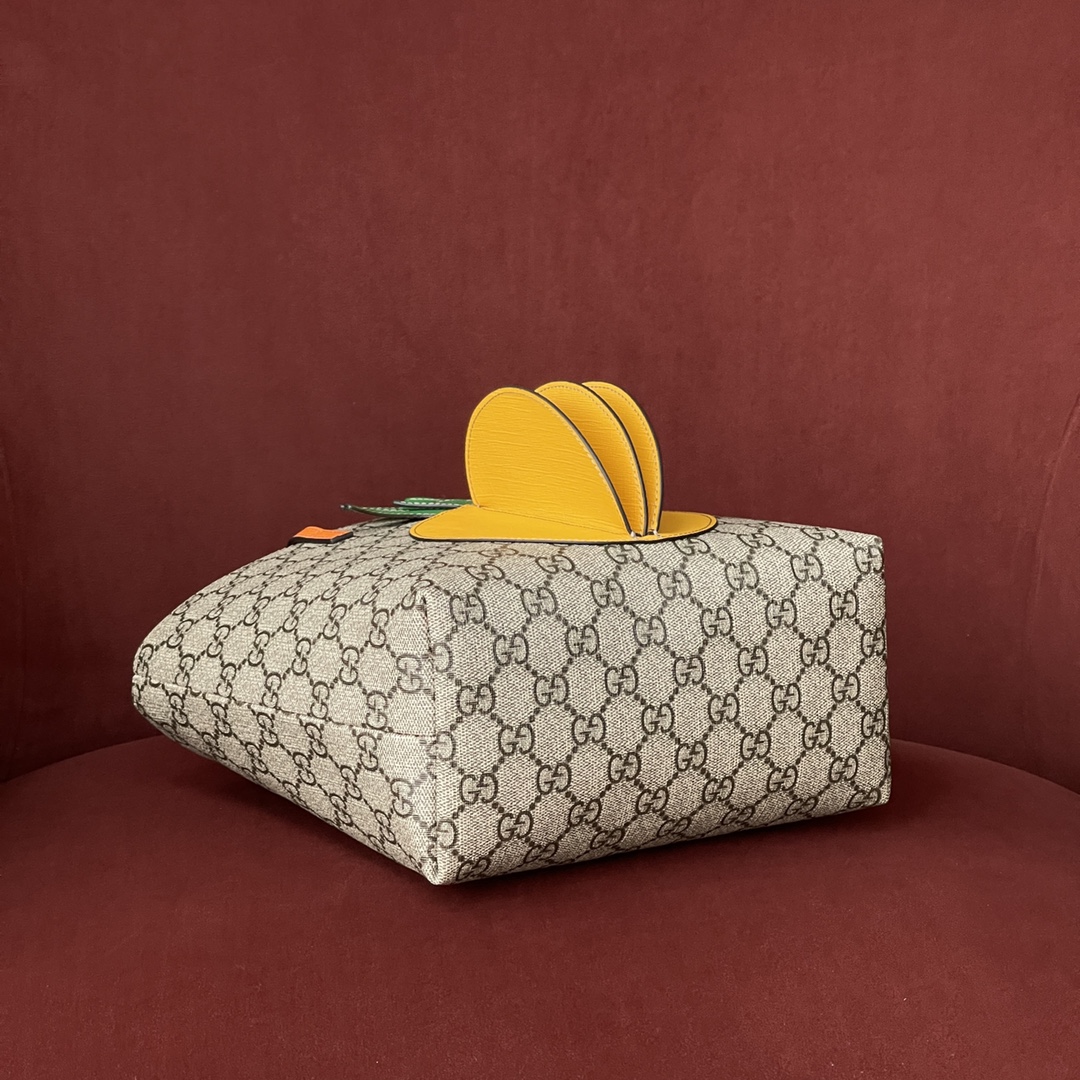 Gucci 童趣包 型号：580840 尺寸：21-20-10 实在是太可爱了，造型比较童趣搭配起来简直一流，容量很大日常要用的东西都可以尽管塞进去，绝版断货王，美丽无优雅，能否想到Gucci也有软萌可爱的一面，原厂皮最高版本