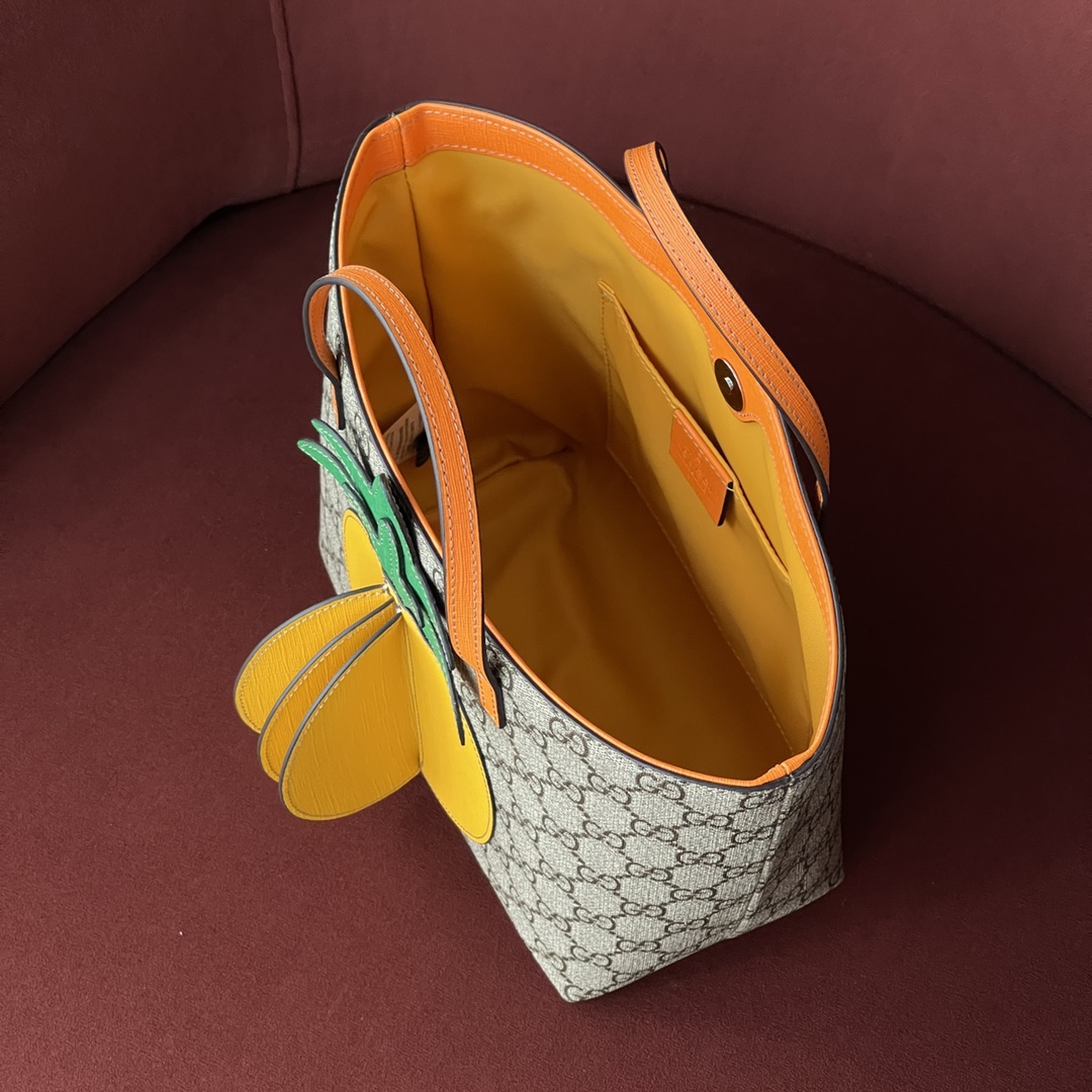 Gucci 童趣包 型号：580840 尺寸：21-20-10 实在是太可爱了，造型比较童趣搭配起来简直一流，容量很大日常要用的东西都可以尽管塞进去，绝版断货王，美丽无优雅，能否想到Gucci也有软萌可爱的一面，原厂皮最高版本