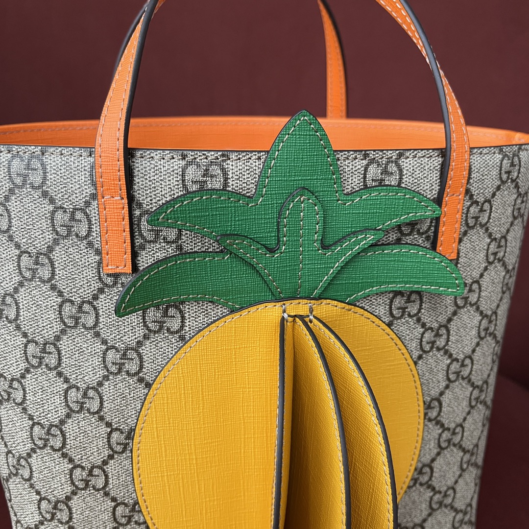 Gucci 童趣包 型号：580840 尺寸：21-20-10 实在是太可爱了，造型比较童趣搭配起来简直一流，容量很大日常要用的东西都可以尽管塞进去，绝版断货王，美丽无优雅，能否想到Gucci也有软萌可爱的一面，原厂皮最高版本