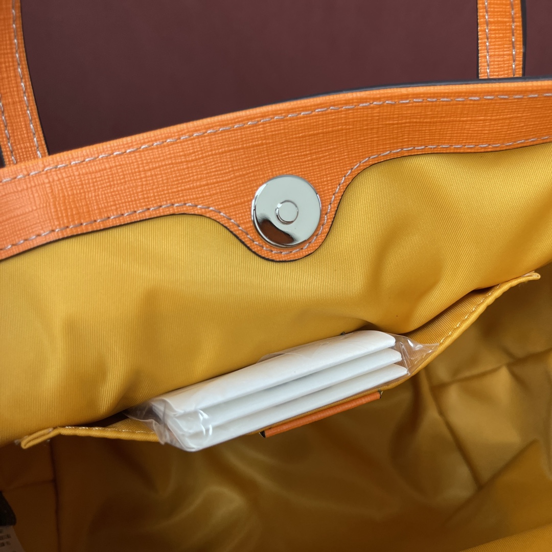 Gucci 童趣包 型号：580840 尺寸：21-20-10 实在是太可爱了，造型比较童趣搭配起来简直一流，容量很大日常要用的东西都可以尽管塞进去，绝版断货王，美丽无优雅，能否想到Gucci也有软萌可爱的一面，原厂皮最高版本