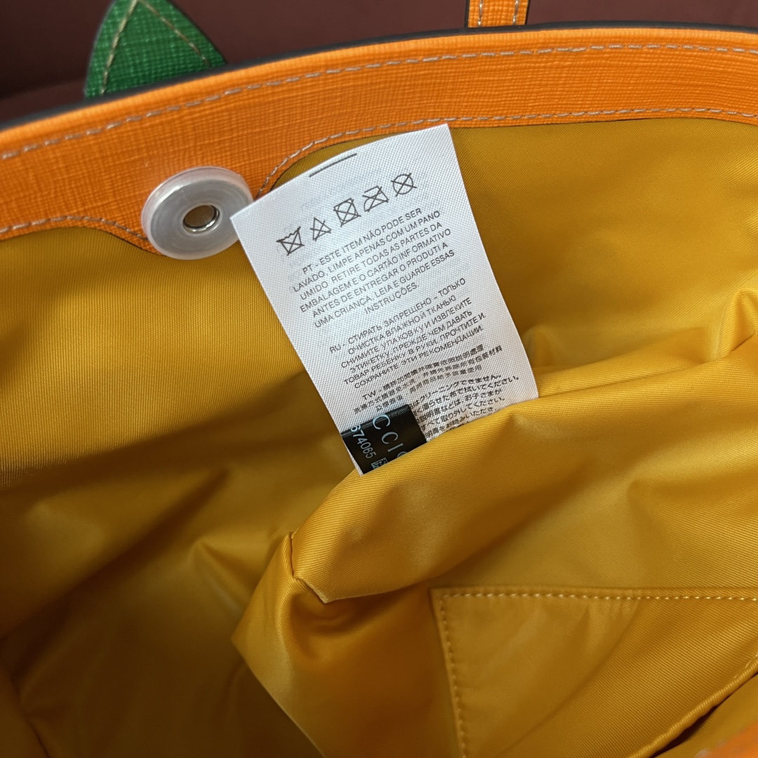 Gucci 童趣包 型号：580840 尺寸：21-20-10 实在是太可爱了，造型比较童趣搭配起来简直一流，容量很大日常要用的东西都可以尽管塞进去，绝版断货王，美丽无优雅，能否想到Gucci也有软萌可爱的一面，原厂皮最高版本