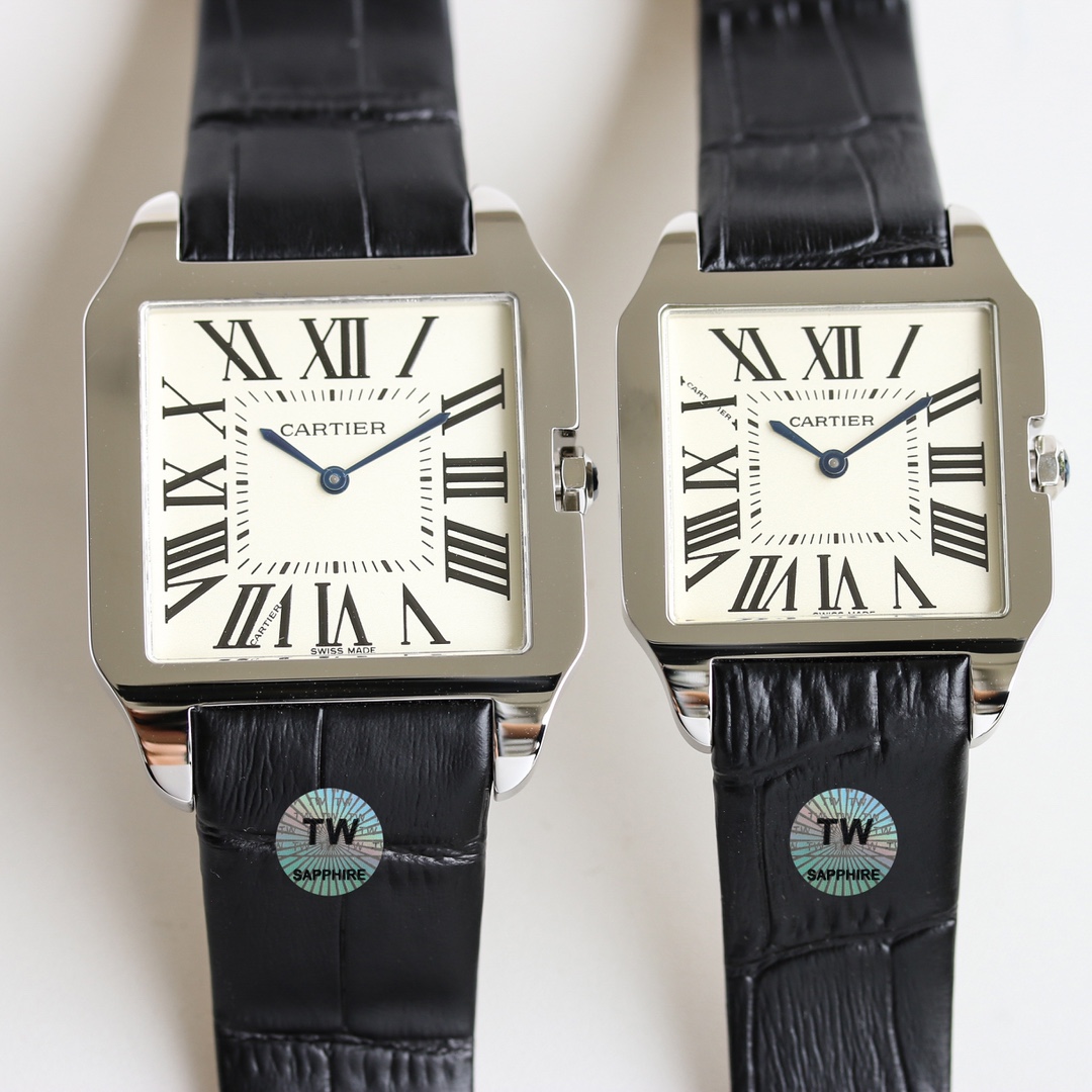 💎TW厂卡地亚山度士系列情侣腕表！细节如下：1.表壳：316L精钢！2.表盘：市场唯一对版的字面表盘！3.表针：瑞士烧制烤蓝针！4.玻璃：瑞士蓝宝玻璃！5.表带：采用意大利手工真皮表带6.直径：44.6X34.6X6毫米 女款38.5X30.3X6毫米！7.表冠：多切面尖晶蓝宝石！8.机芯：采用原装瑞士朗达石英机芯9.超强防水。TW诚意大作 表里如一  独具匠心！请认准独家品质！