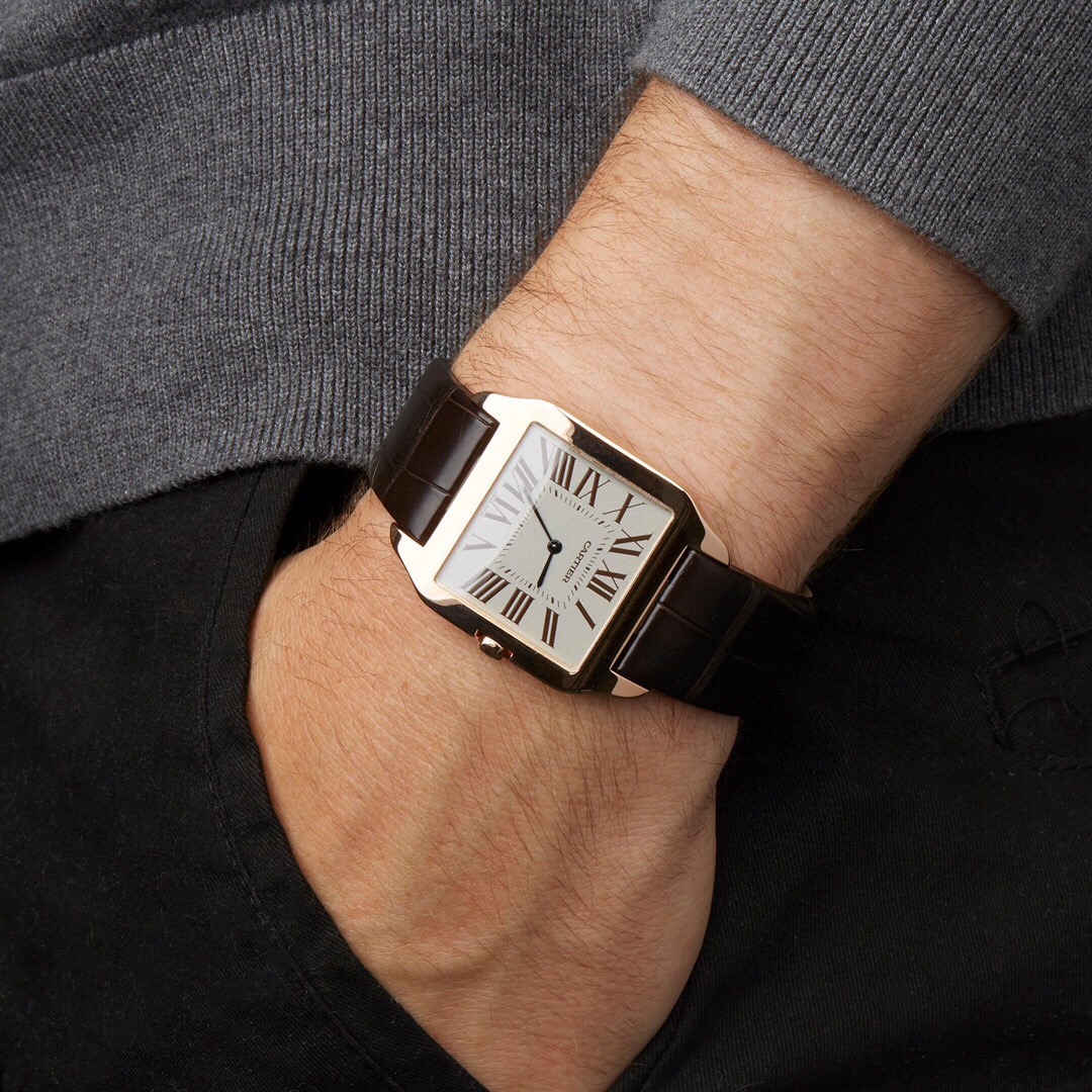 💎TW厂卡地亚山度士系列情侣腕表！细节如下：1.表壳：316L精钢！2.表盘：市场唯一对版的字面表盘！3.表针：瑞士烧制烤蓝针！4.玻璃：瑞士蓝宝玻璃！5.表带：采用意大利手工真皮表带6.直径：44.6X34.6X6毫米 女款38.5X30.3X6毫米！7.表冠：多切面尖晶蓝宝石！8.机芯：采用原装瑞士朗达石英机芯9.超强防水。TW诚意大作 表里如一  独具匠心！请认准独家品质！