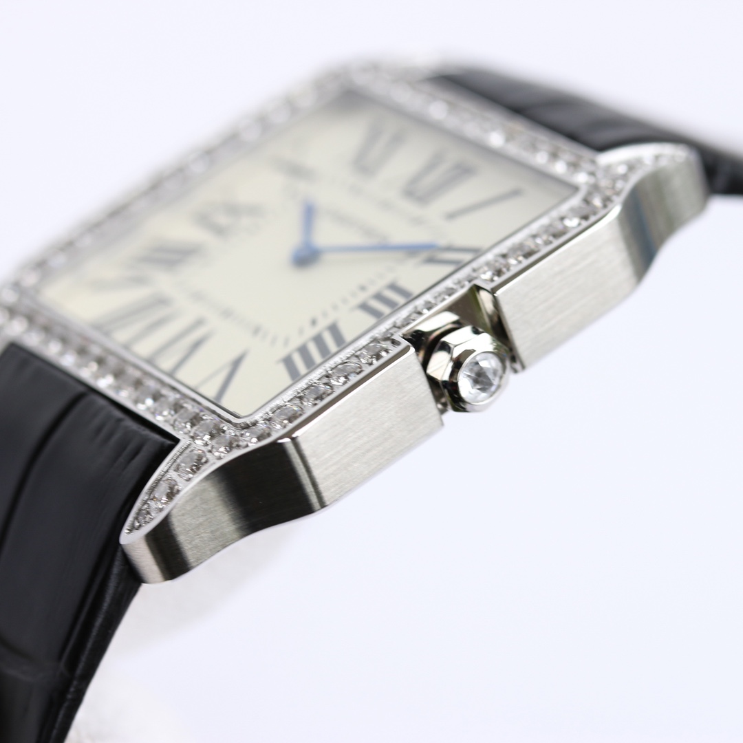 💎TW厂卡地亚山度士系列情侣腕表！细节如下：1.表壳：316L精钢！2.表盘：市场唯一对版的字面表盘！3.表针：瑞士烧制烤蓝针！4.玻璃：瑞士蓝宝玻璃！5.表带：采用意大利手工真皮表带6.直径：44.6X34.6X6毫米 女款38.5X30.3X6毫米！7.表冠：多切面尖晶蓝宝石！8.机芯：采用原装瑞士朗达石英机芯9.超强防水。TW诚意大作 表里如一  独具匠心！请认准独家品质！