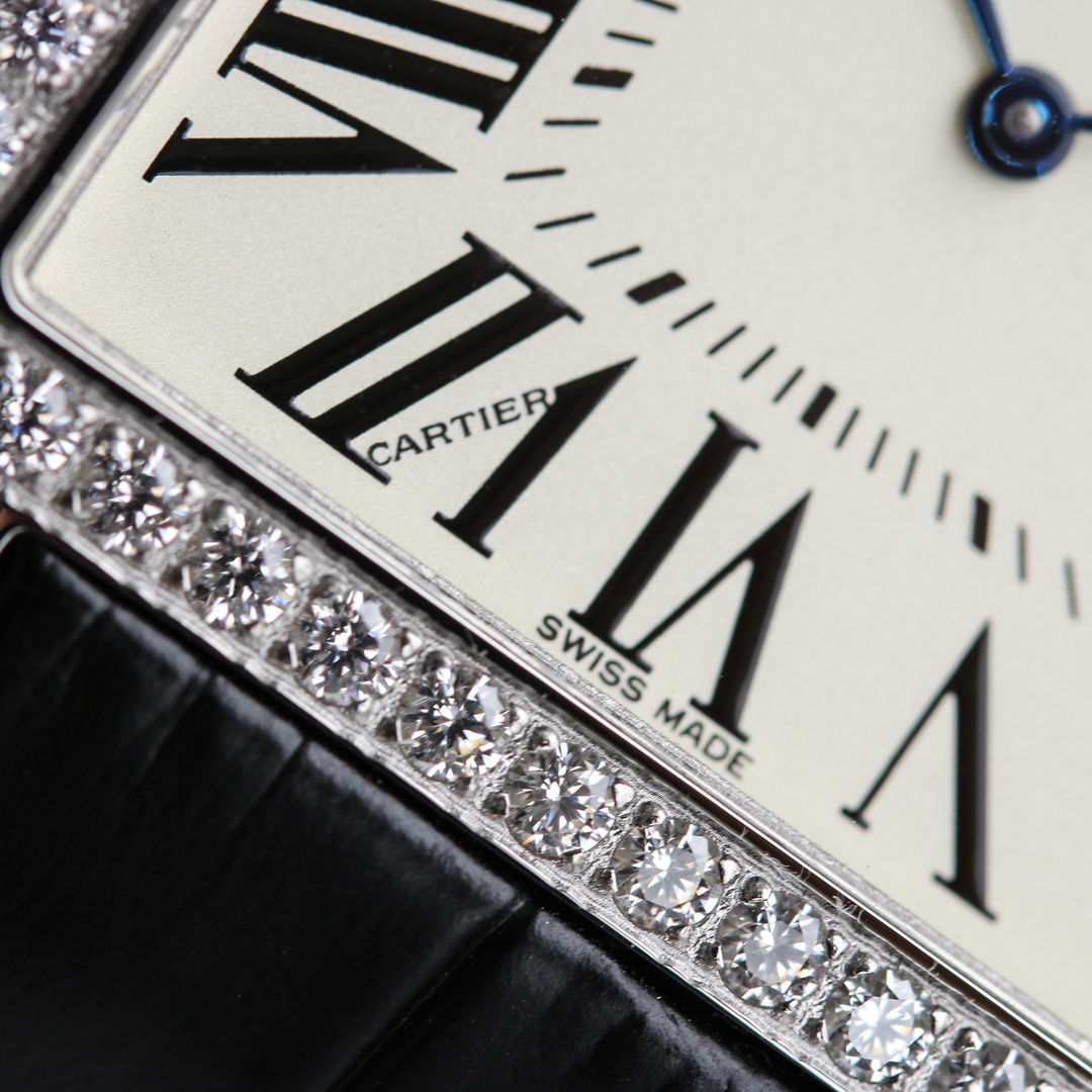 💎TW厂卡地亚山度士系列情侣腕表！细节如下：1.表壳：316L精钢！2.表盘：市场唯一对版的字面表盘！3.表针：瑞士烧制烤蓝针！4.玻璃：瑞士蓝宝玻璃！5.表带：采用意大利手工真皮表带6.直径：44.6X34.6X6毫米 女款38.5X30.3X6毫米！7.表冠：多切面尖晶蓝宝石！8.机芯：采用原装瑞士朗达石英机芯9.超强防水。TW诚意大作 表里如一  独具匠心！请认准独家品质！