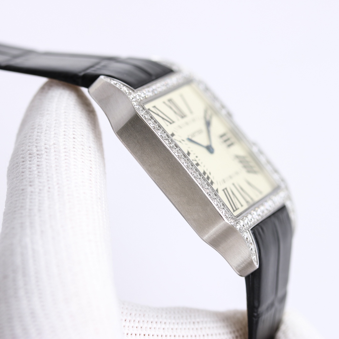 💎TW厂卡地亚山度士系列情侣腕表！细节如下：1.表壳：316L精钢！2.表盘：市场唯一对版的字面表盘！3.表针：瑞士烧制烤蓝针！4.玻璃：瑞士蓝宝玻璃！5.表带：采用意大利手工真皮表带6.直径：44.6X34.6X6毫米 女款38.5X30.3X6毫米！7.表冠：多切面尖晶蓝宝石！8.机芯：采用原装瑞士朗达石英机芯9.超强防水。TW诚意大作 表里如一  独具匠心！请认准独家品质！